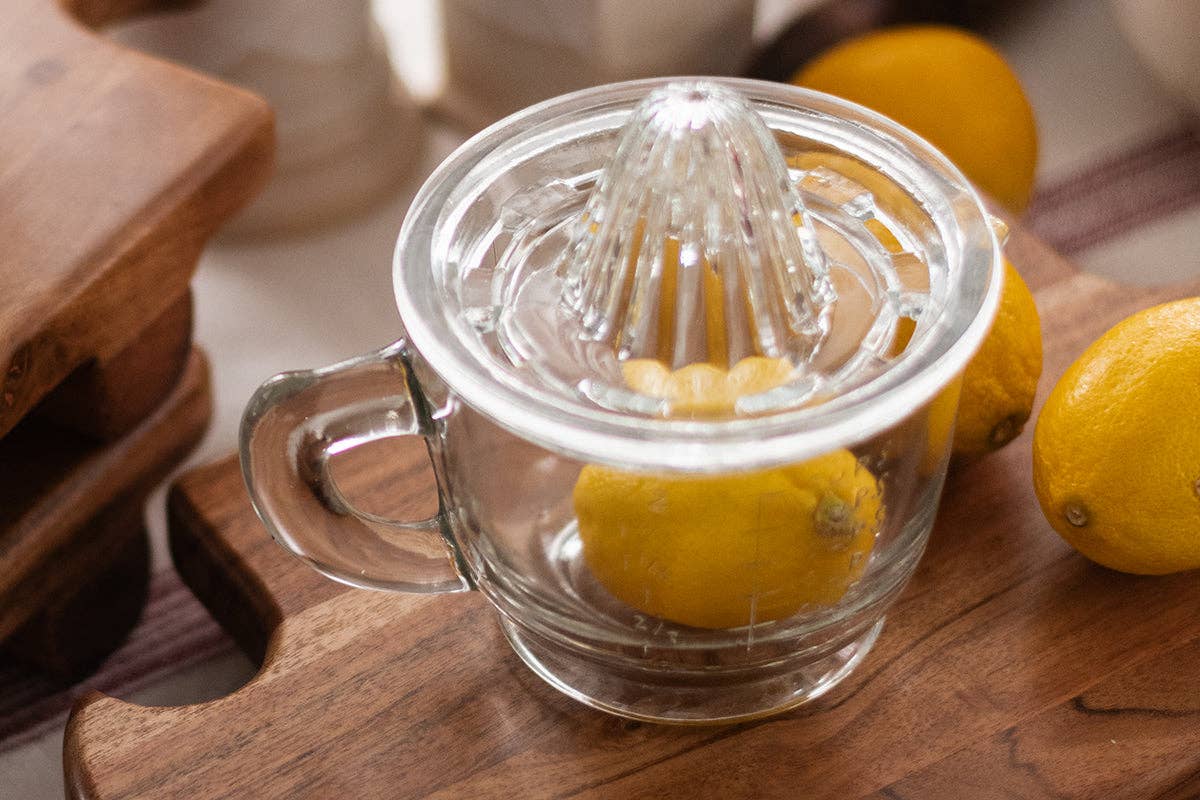 Bistro Glass Citrus Hand Press Juicer with Measuring Cup Kitchen Tools etúHOME