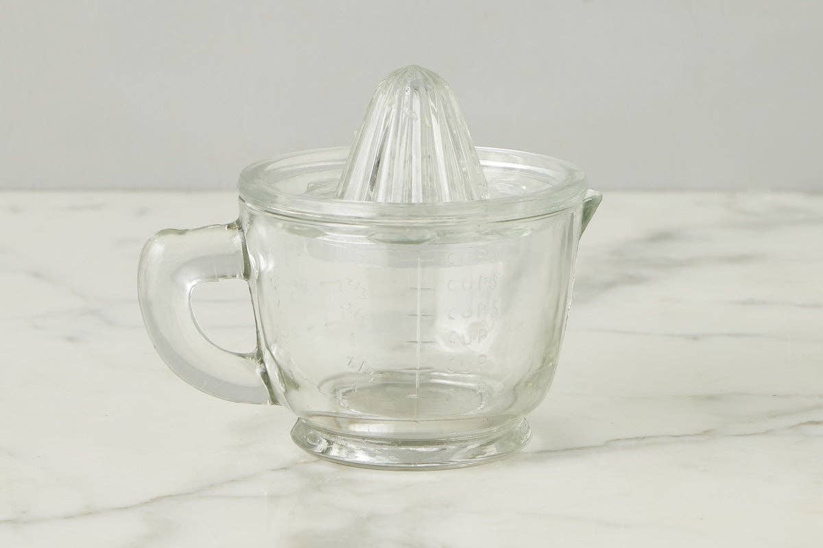 Bistro Glass Citrus Hand Press Juicer with Measuring Cup Kitchen Tools etúHOME