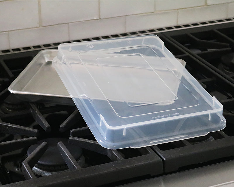 closeup of the quarter sheet pan cover which fits the quarter sheet pan perfectly. 